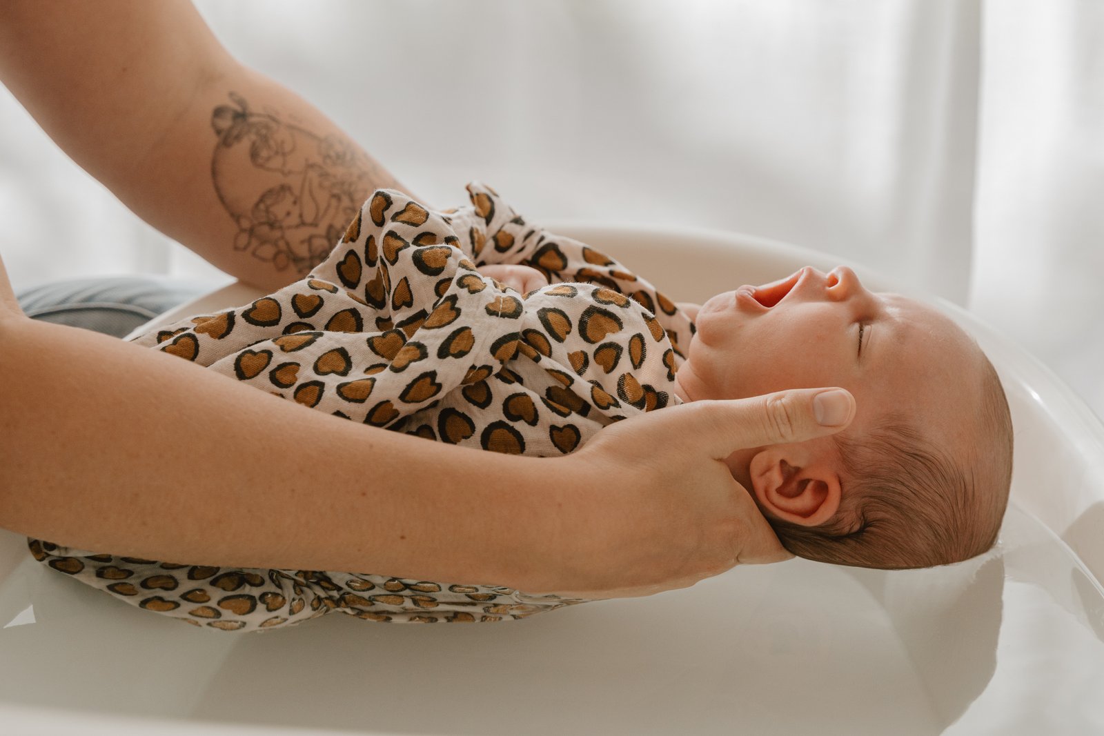 Photo d'un enfant dans un bain enveloppé 